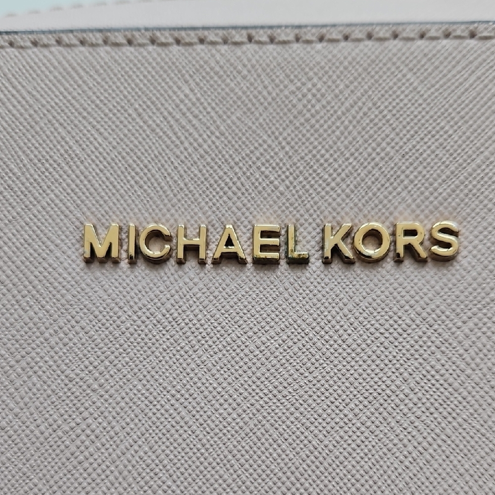 Michael Kors Blush Crossbody Bag with Gold Chain - Picture 4 of 11
